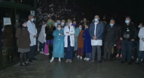 Пред болница "Лозенец" ври и кипи заради Кацаров 