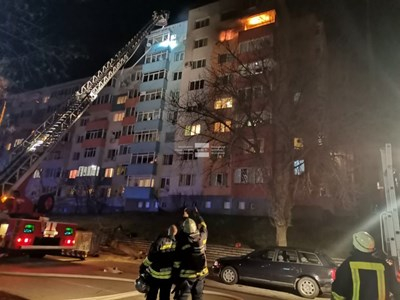 Истински ужас в Благоевград, евакуират хора, има блокирани бебета близнаци! СНИМКИ/ВИДЕО