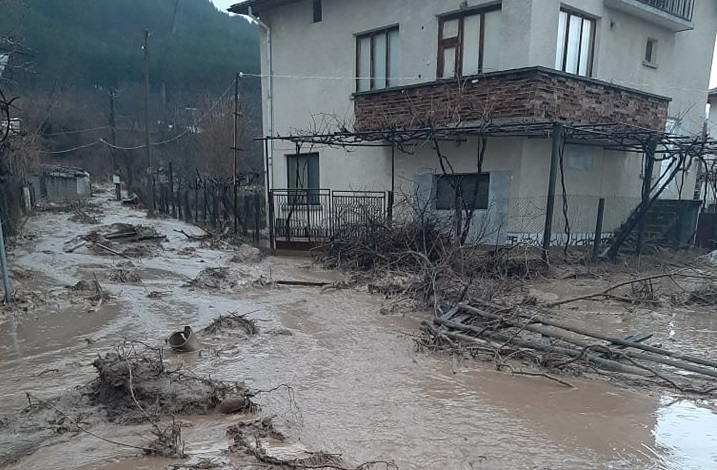 Още няколко общини обявиха бедствено положение, къщи са под вода ВИДЕО