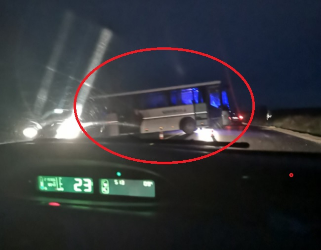 Извънредна ситуация с автобус край Осеново СНИМКА