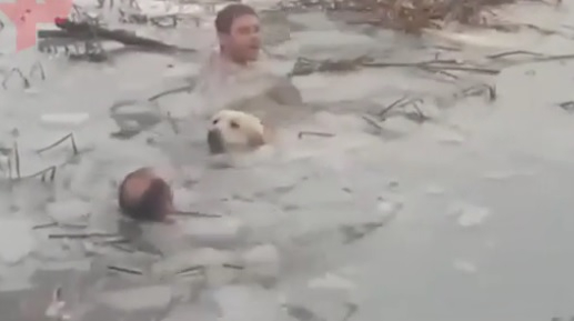 Голи полицаи се гмурнаха в ледено езеро, ето каква е причината ВИДЕО