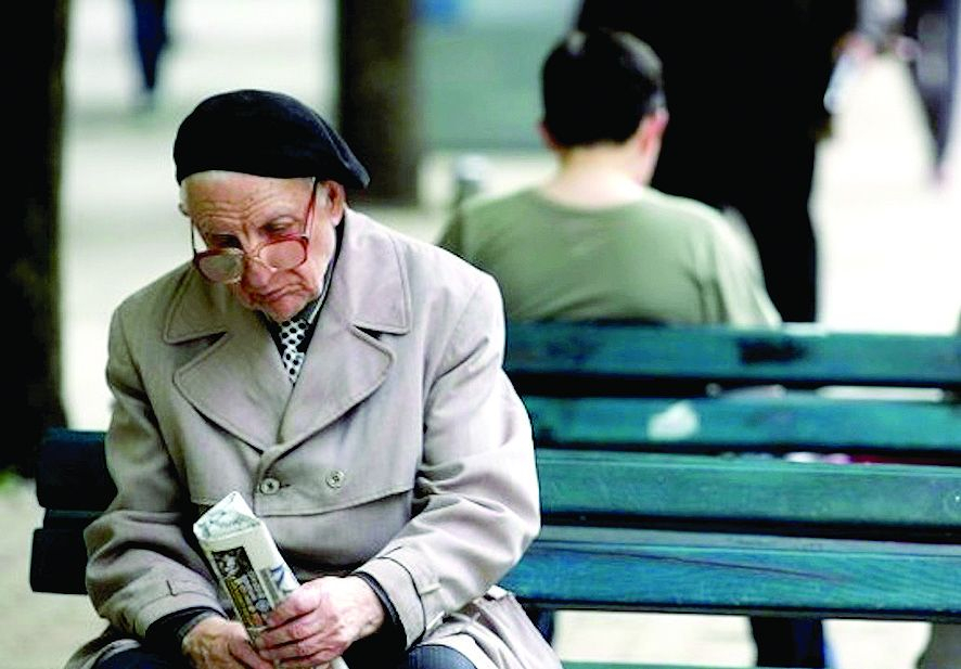 Тежък удар за пенсионерите, намаляват им парите от средата на 2022 г.