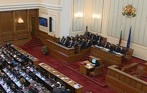 В парламента гласуват кабинета "Петков", разрази се скандал 