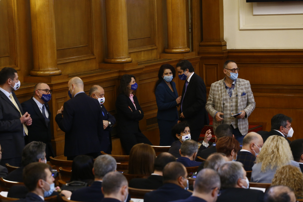 Депутатите се изпокараха заради... Малдивите