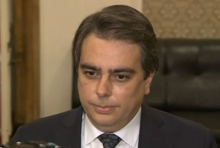 Асен Василев попари Нинова за замразяването на цената на тока 