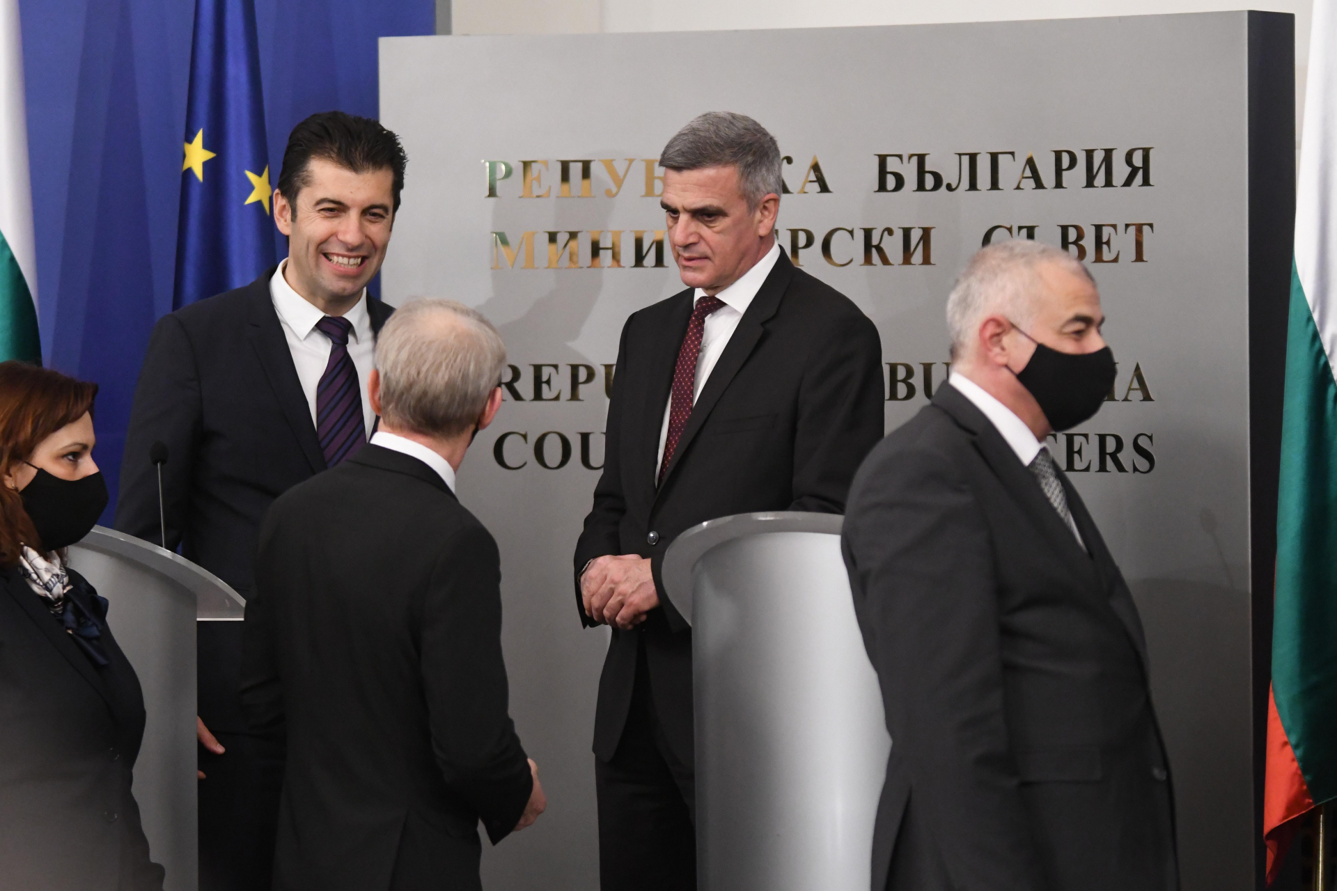 Правителството на Радев сдаде властта 
