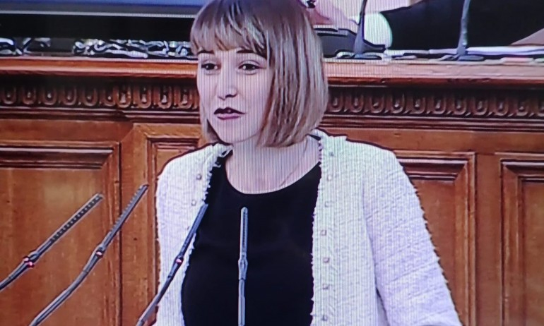 Журналистка за пламенното слово на депутатка от ПП: „Комсомол, комсомол, ти летиш като сокол...“