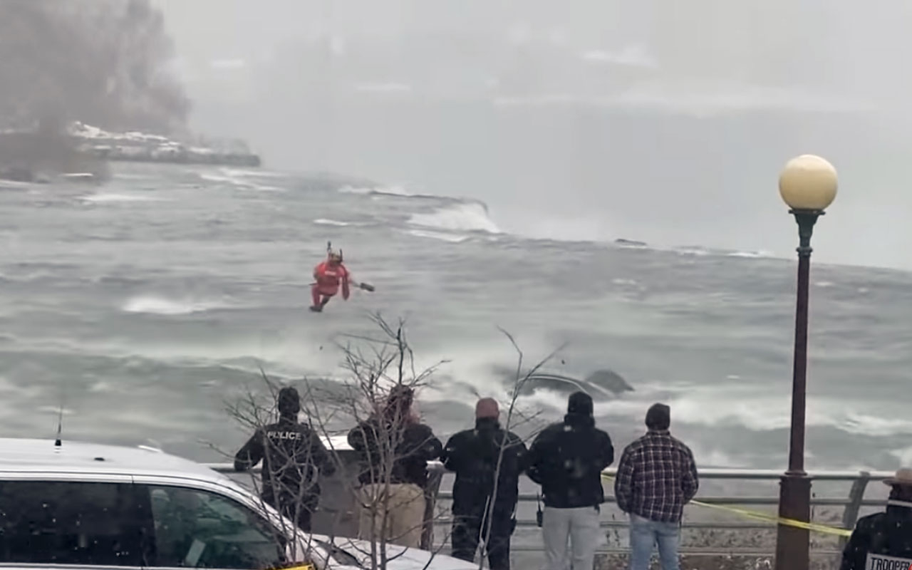 Автомобил скочи в Ниагарския водопад и ето какво се случи с шофьора му ВИДЕО