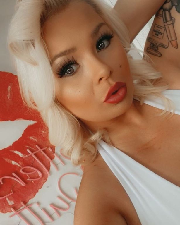 Девствена красавица се отрече от църквата и стана порнозвезда СНИМКИ 18+