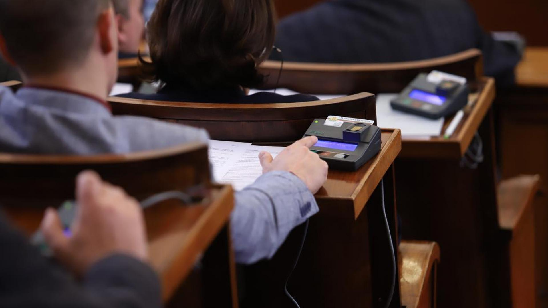Скандално предложение за правилника на НС изпокара депутатите! 