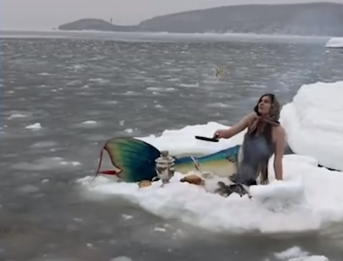 Млада рускиня шашна мрежата с изпълненията си в леда ВИДЕО