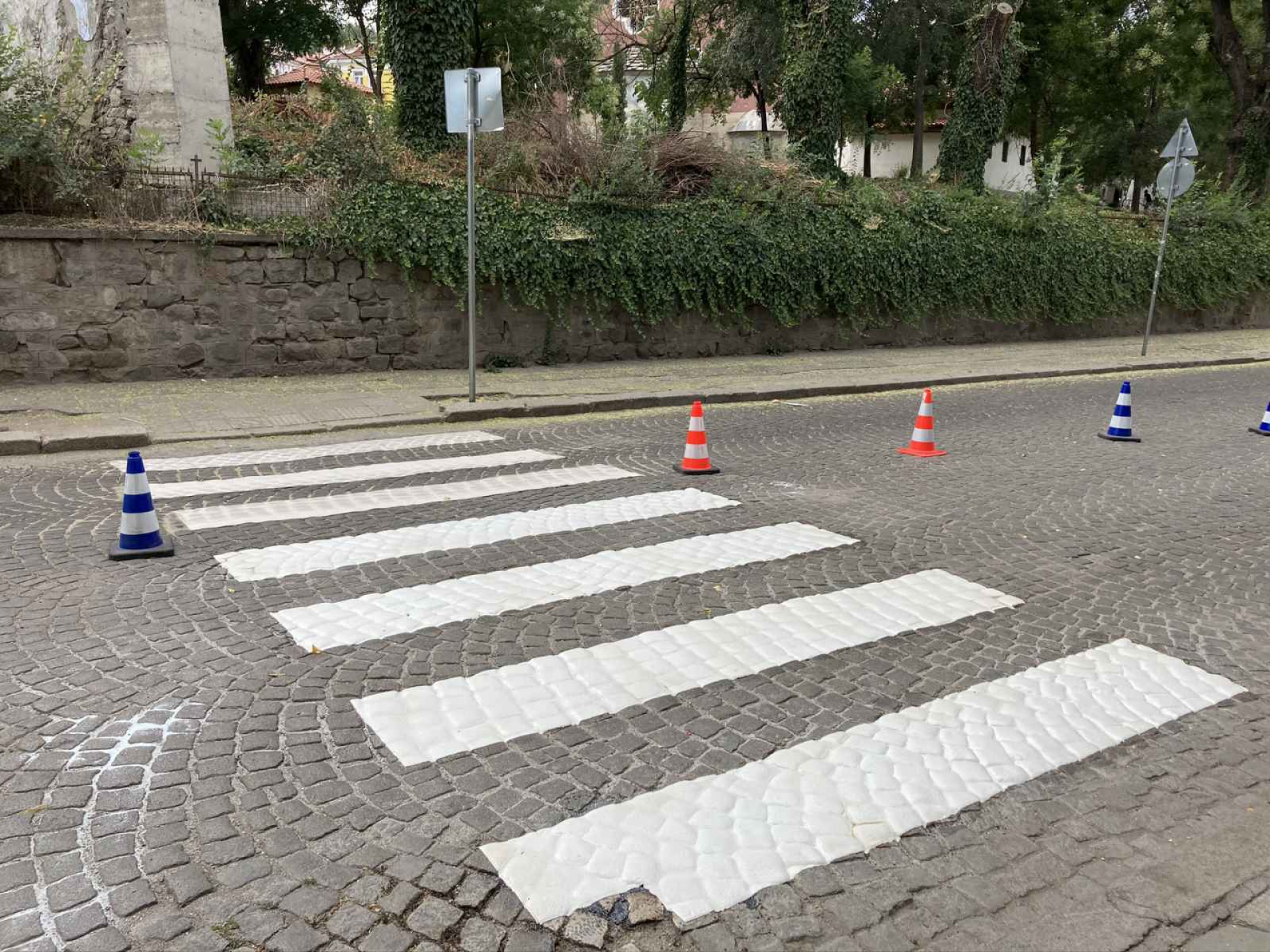 Жена намери много пари на пешеходна пътека в Смолян, ето какво направи с тях