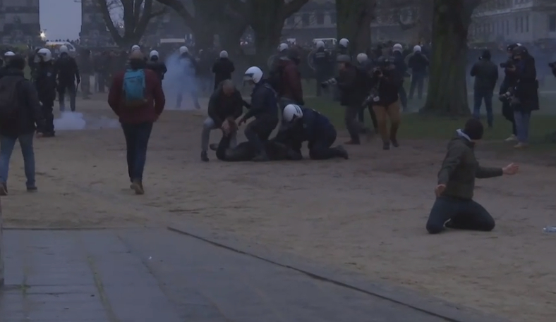 В Брюксел ври и кипи: Полицаи бият протестиращи ВИДЕО