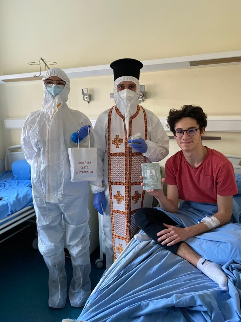 Във ВМА свещеници благословиха медици и пациенти СНИМКИ