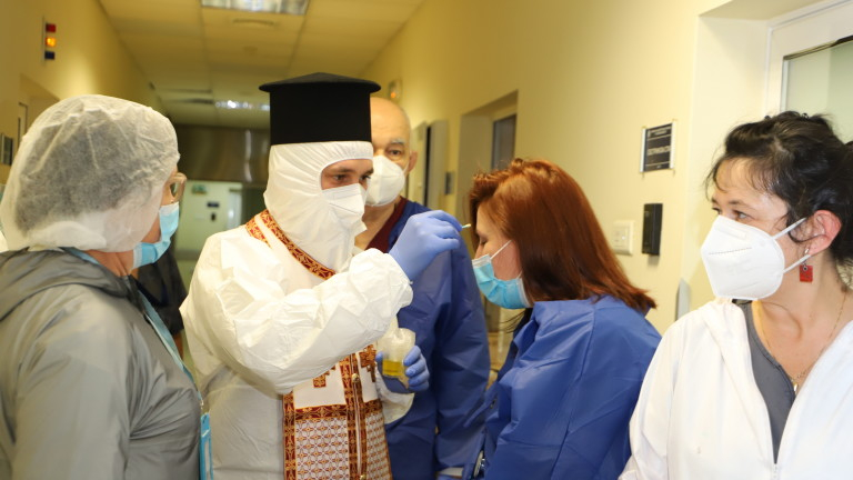 Във ВМА свещеници благословиха медици и пациенти СНИМКИ