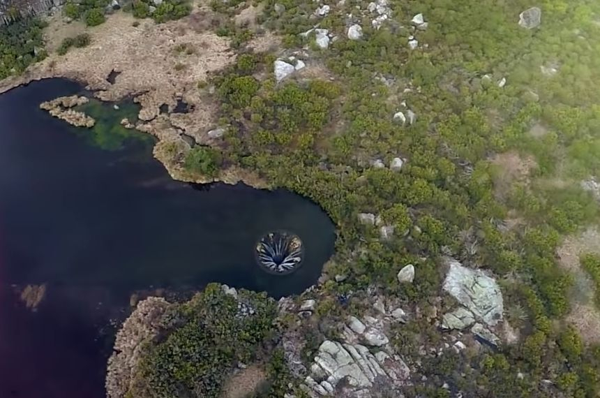 Мистериозната водна дупка в Португалия, която изумява туристите ВИДЕО
