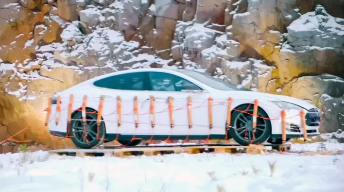 Зрелище: Гневен шофьор взриви своята Tesla Model S заради.... ВИДЕО