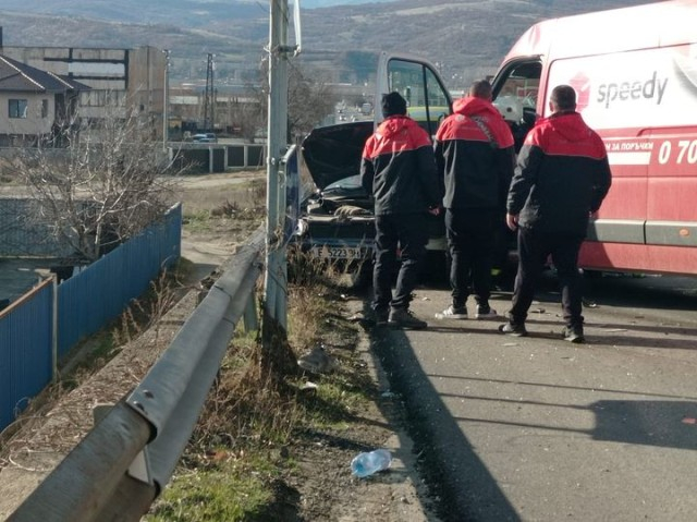 Пожарни и линейки фучат към Покровнишкия мост, бус на "Спиди" и кола са се помлели СНИМКИ