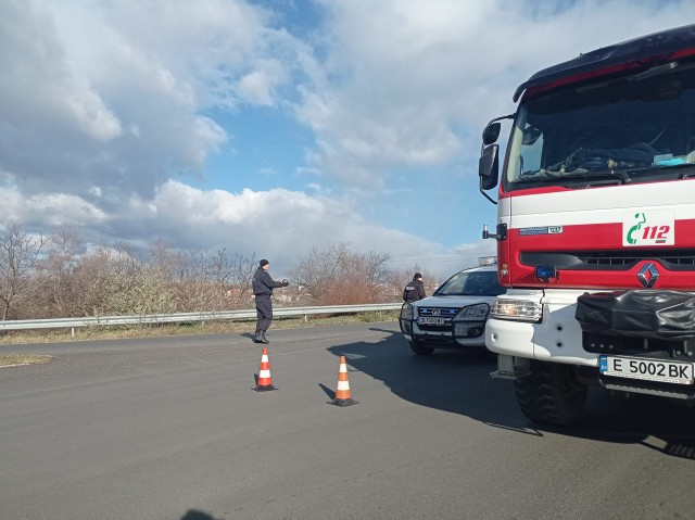 Пожарни и линейки фучат към Покровнишкия мост, бус на "Спиди" и кола са се помлели СНИМКИ