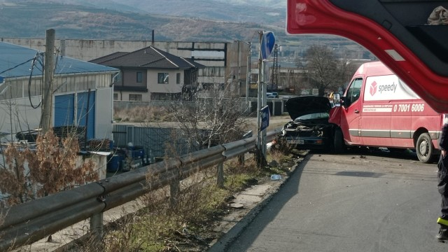 Пожарни и линейки фучат към Покровнишкия мост, бус на "Спиди" и кола са се помлели СНИМКИ