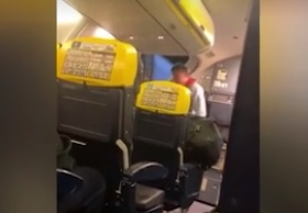 Невиждан цирк в самолет на RyanAir заради вманиачен антиваксър ВИДЕО