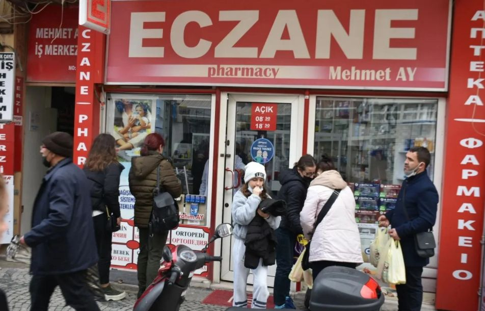Нашенци се юрнаха за евтини лекарства в Одрин! Масово изкупуват... СНИМКИ