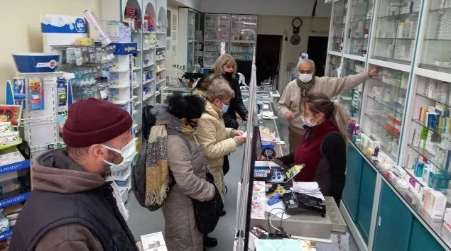 Нашенци се юрнаха за евтини лекарства в Одрин! Масово изкупуват... СНИМКИ