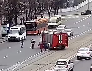 Цяла България гледа това ВИДЕО с пожарникари и възрастна жена, но...