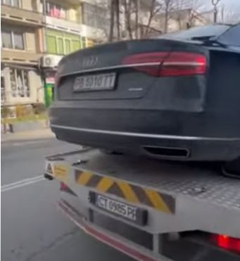 Паякът започна да вдига и коли с работещ двигател ВИДЕО 