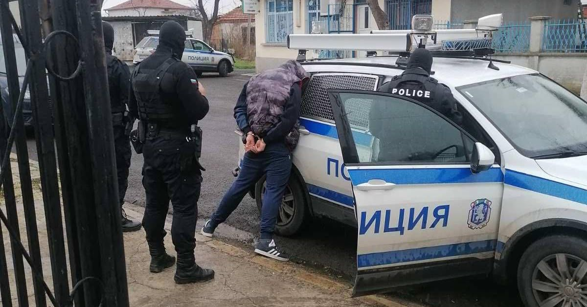 Канал за бежанци прекарвал мигранти за по 500 евро калпака, разбиха го 