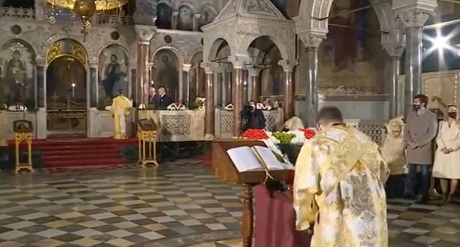 Премиерът Петков и съпругата му Линда на тържествената литургия в "Св. Александър Невски" НА ЖИВО