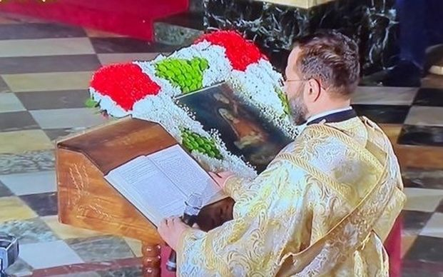 Премиерът Петков и съпругата му Линда на тържествената литургия в "Св. Александър Невски" НА ЖИВО