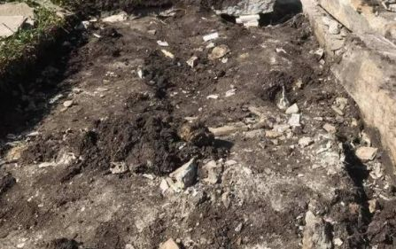Покрусен от мъка мъж разкопа гроба на майка си, взе разложеното й тяло и... 