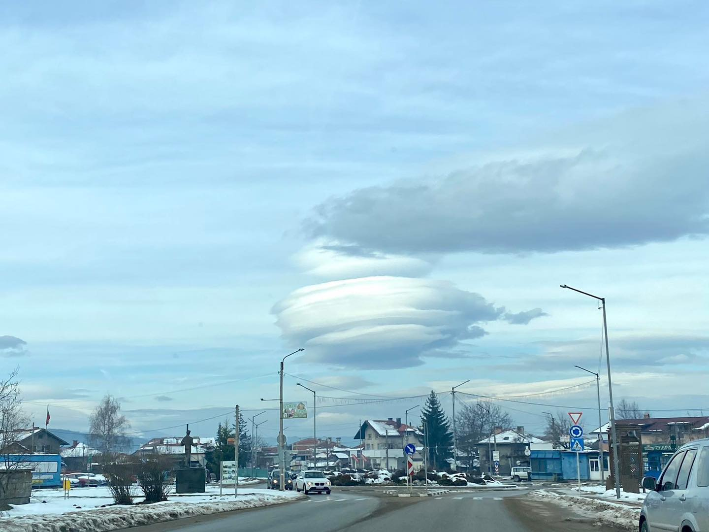 Уникална СНИМКА на нещо като НЛО над Самоков шашна мрежата 