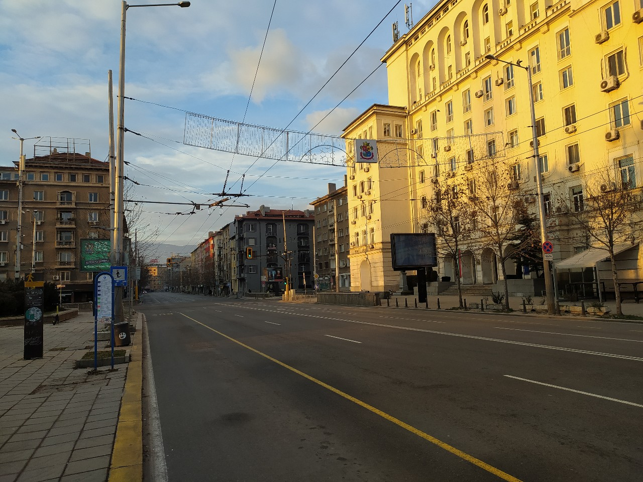 Бомба е паднала в София и тези СНИМКИ го доказват