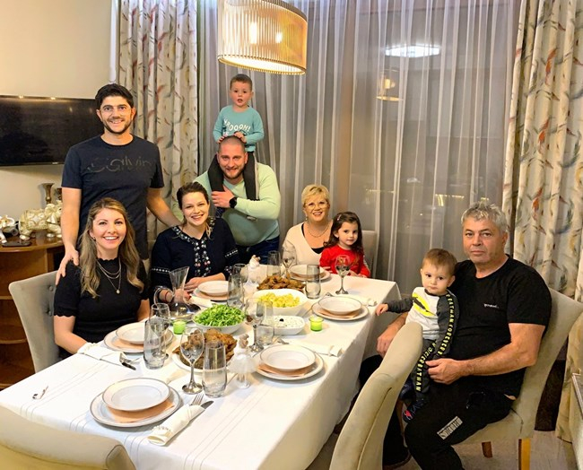 Най-голямото щастие споходи Николина Чакърдъкова навръх Коледа СНИМКИ