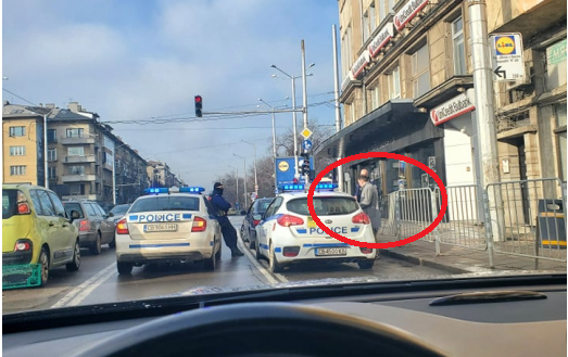 Първо в БЛИЦ! Извънредна ситуация пред Малък градски театър "Зад канала" в София СНИМКИ
