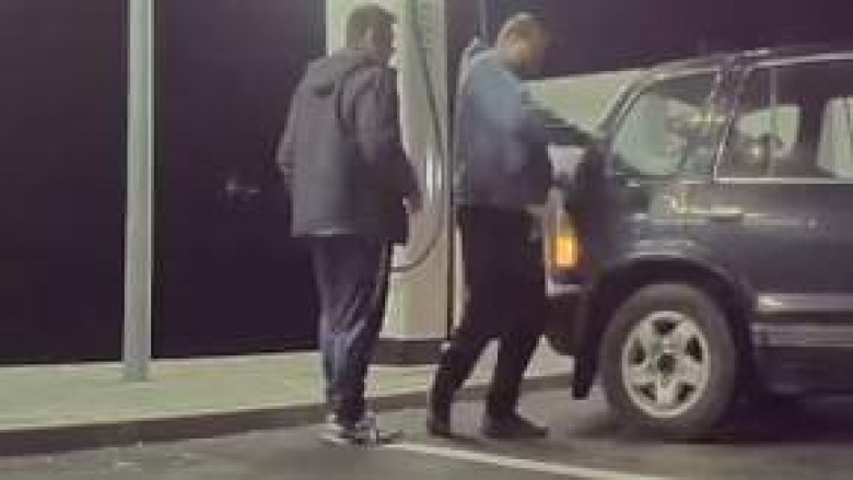 ВИДЕО запечата как шофьор се опитва да зареди колата си с ток