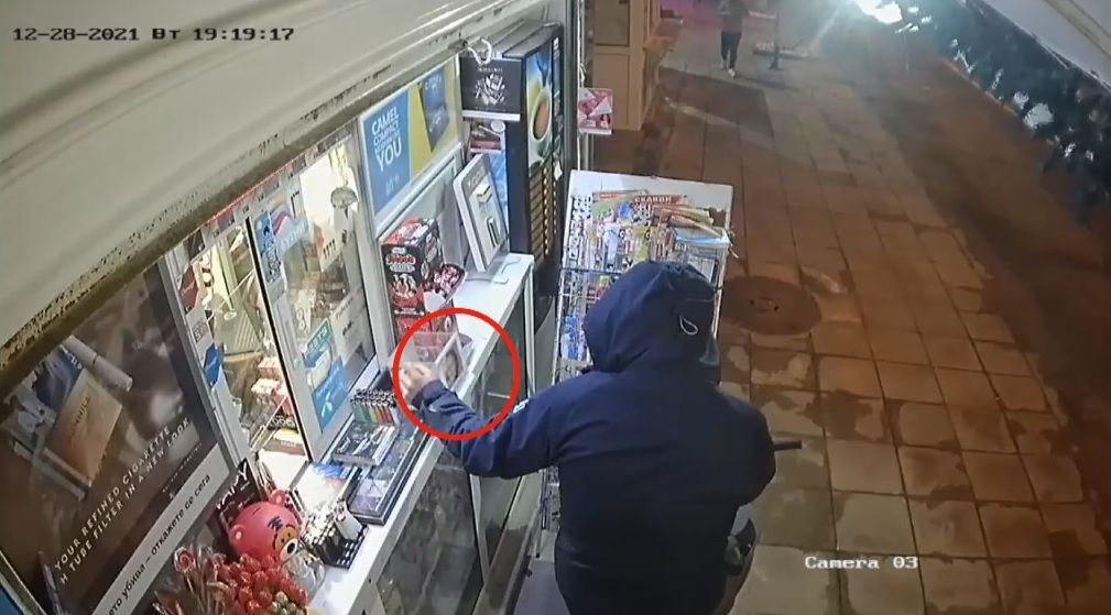 Наглец задигна кутия с дарени пари за болно дете в Равда, развръзката е светкавична! СНИМКА