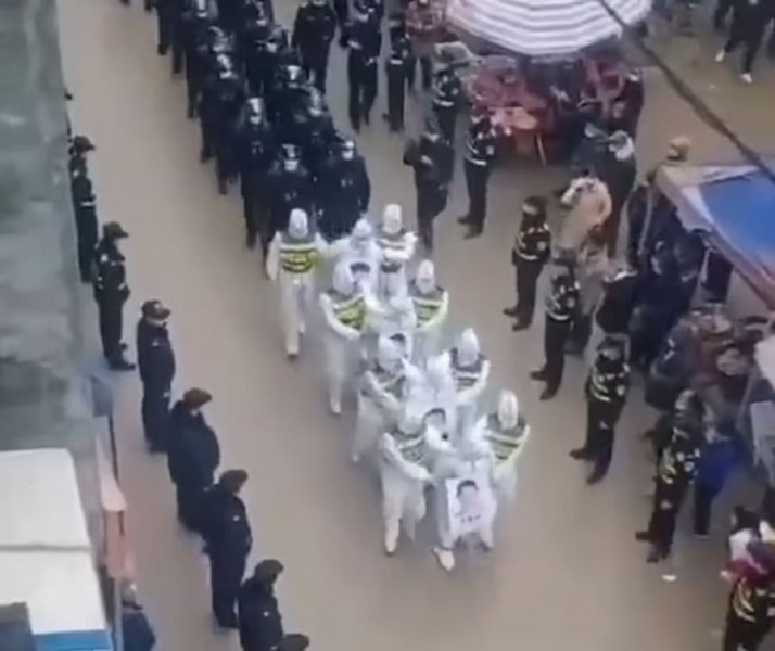 Пътят на срама: Така наказват нарушителите на К-19 мерките в Китай ВИДЕО