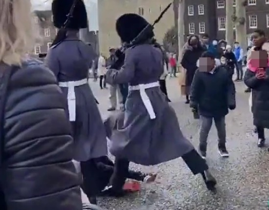 Брутално ВИДЕО: Гвардеец на Елизабет II стъпка дете, докато марширува
