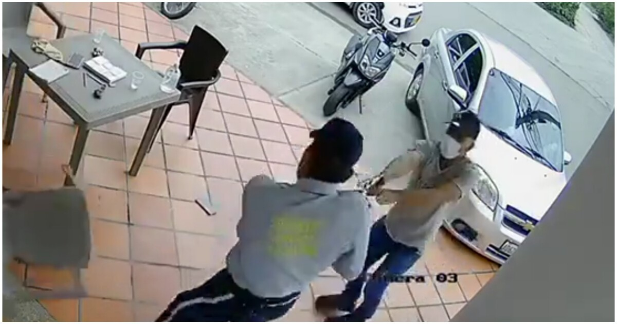 Смъртно ранен гард успя да застреля нападателя си ВИДЕО