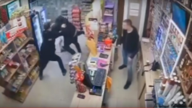 Свирепо ВИДЕО: Младеж си бие като тигър срещу 3 мутри в жк Люлин, приятелят му си трае