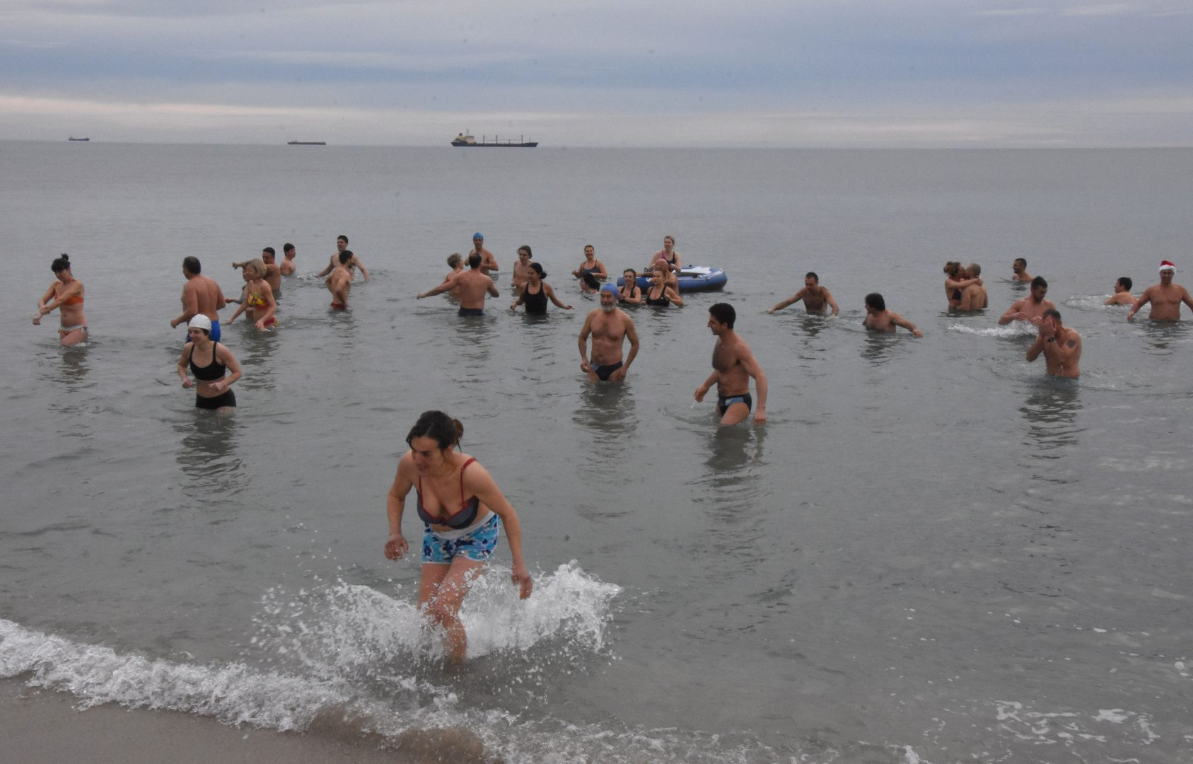 Ентусиасти! Новогодишно къпане в морето край Варна СНИМКИ 