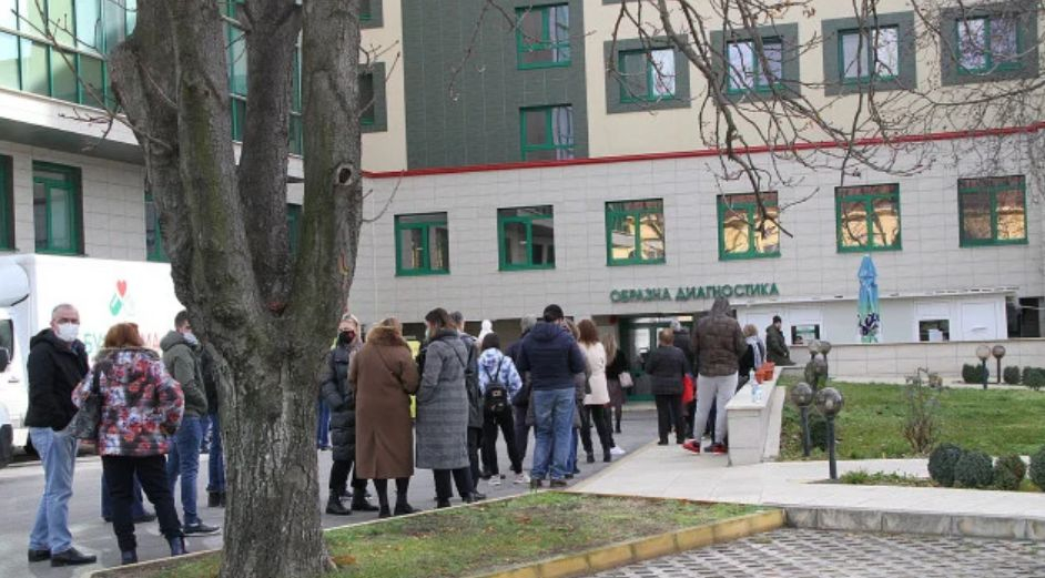 Омикрон хвърли в паника България! Вместо да празнува, народът се юрна да... ВИДЕО