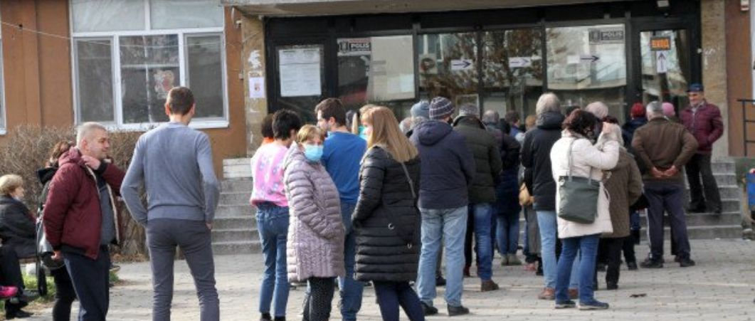 Омикрон хвърли в паника България! Вместо да празнува, народът се юрна да... ВИДЕО