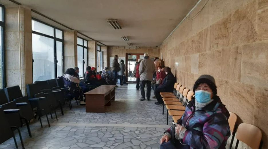 Омикрон хвърли в паника България! Вместо да празнува, народът се юрна да... ВИДЕО