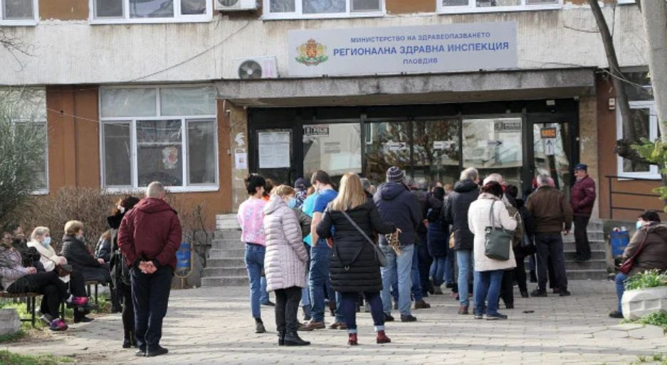 Омикрон хвърли в паника България! Вместо да празнува, народът се юрна да... ВИДЕО