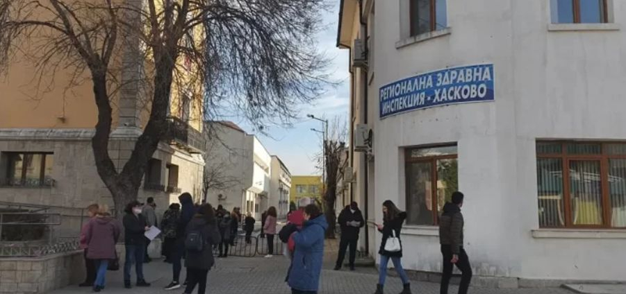 Омикрон хвърли в паника България! Вместо да празнува, народът се юрна да... ВИДЕО