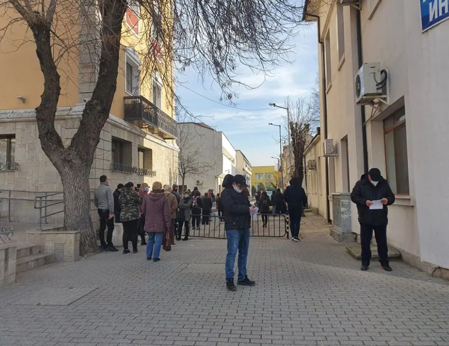 Омикрон хвърли в паника България! Вместо да празнува, народът се юрна да... ВИДЕО